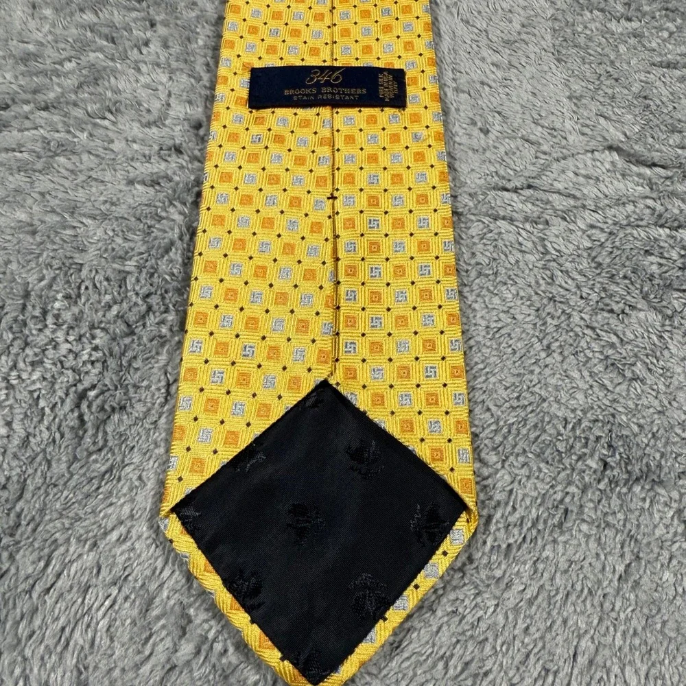 Brooks Brothers 346 Stain Resistant Yellow Geometric All Over Print Silk Men Tie